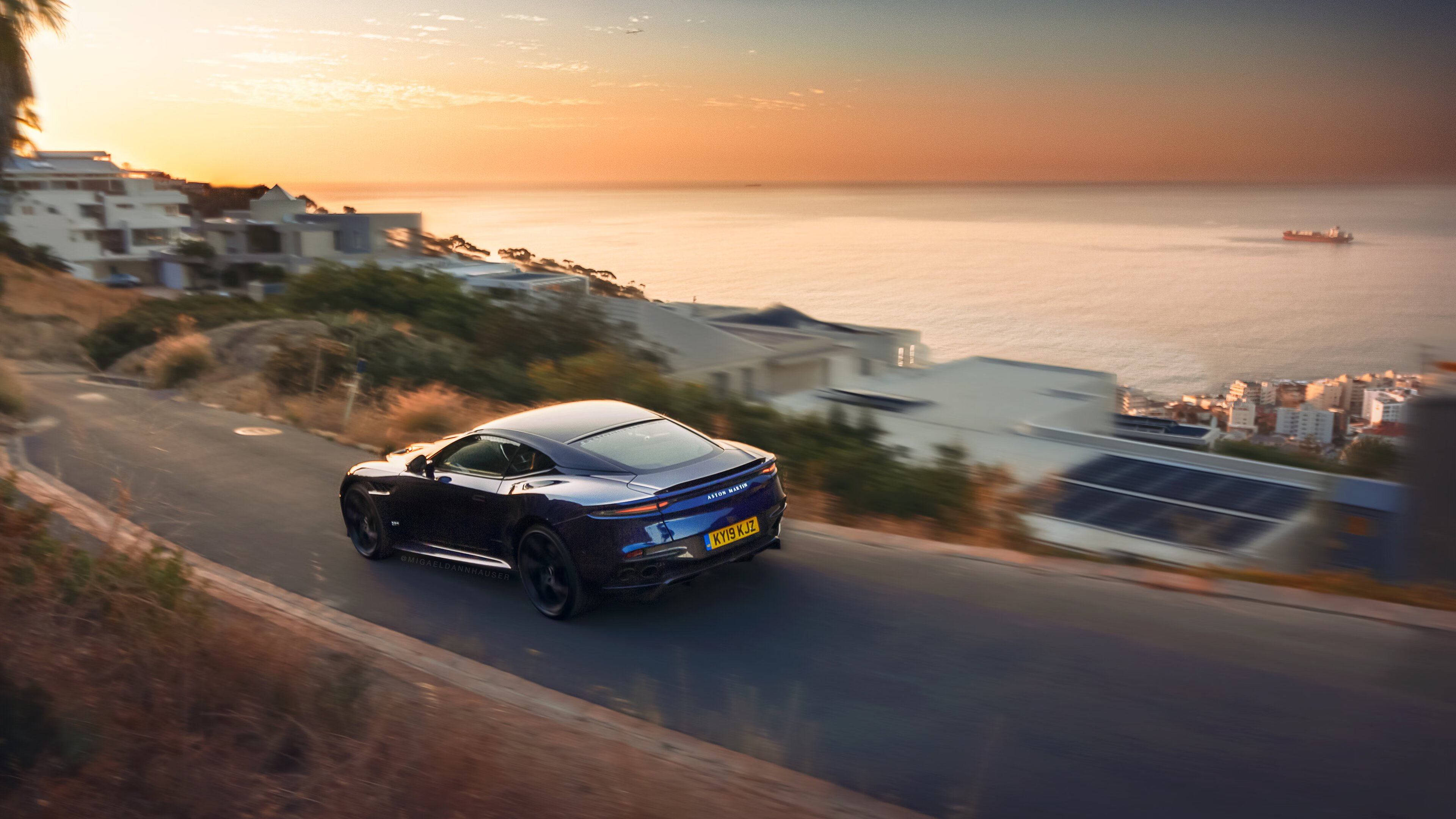 球队在客场实现逆转胜利增强队伍凝聚力和自信心，球队在主场有什么优势